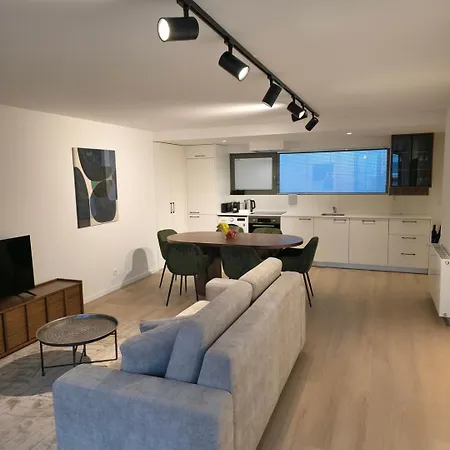 Spacious And Modern 2-bed With Garage Lägenhet *