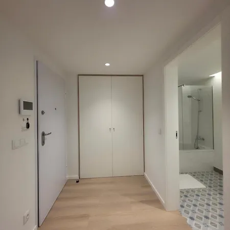Spacious And Modern 2-bed With Garage Lägenhet
