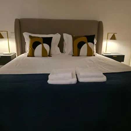 Spacious And Modern 2-bed With Garage Lejlighed