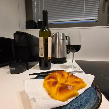 Spacious And Modern 2-bed With Garage Apartament