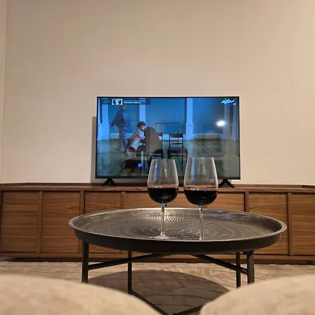 Spacious And Modern 2-bed With Garage