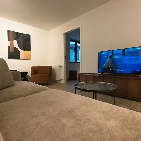 Spacious And Modern 2-bed With Garage Apartament