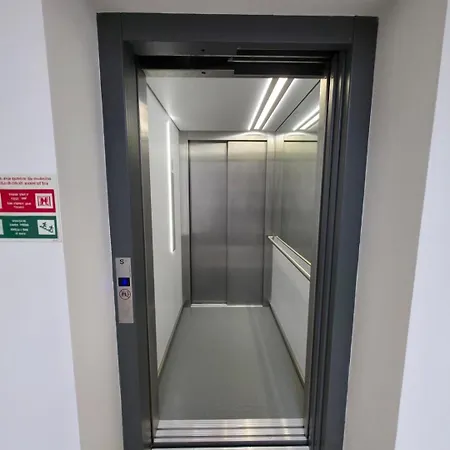 Spacious And Modern 2-bed With Garage *