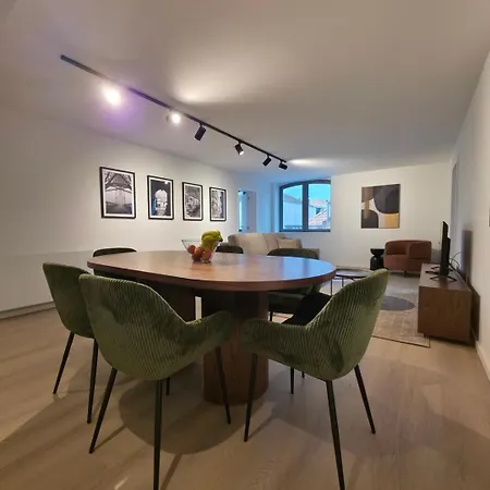 Spacious And Modern 2-bed With Garage Apartament *