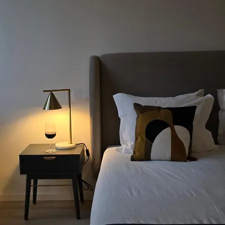 Spacious And Modern 2-bed With Garage شقة