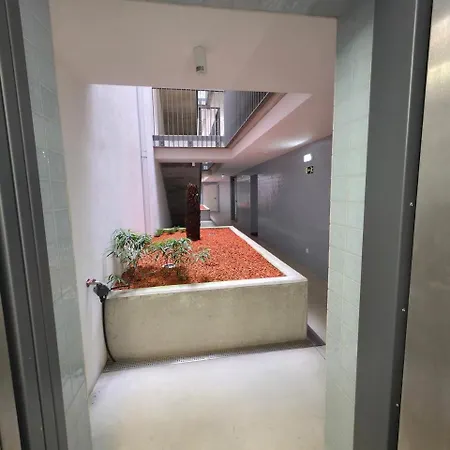 Spacious And Modern 2-bed With Garage Apartment *