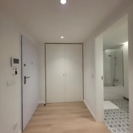 Spacious And Modern 2-bed With Garage 公寓