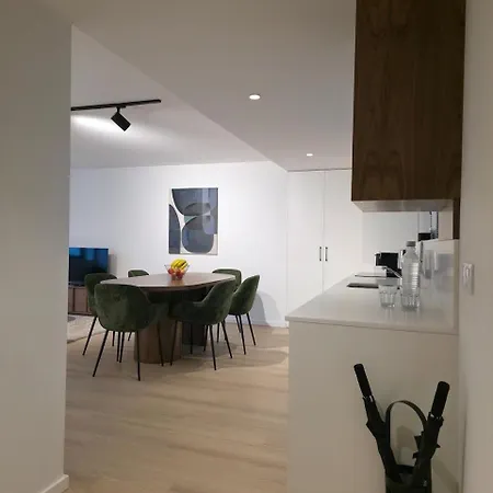Spacious And Modern 2-bed With Garage 公寓