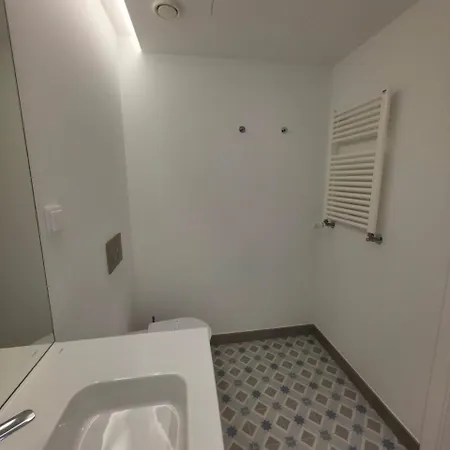 Spacious And Modern 2-bed With Garage 公寓 *