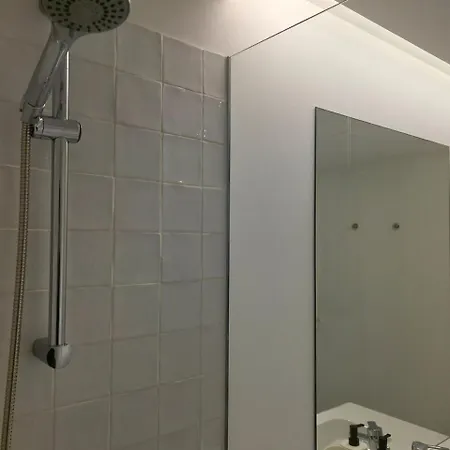 Apartment Spacious And Modern 2-bed With Garage *