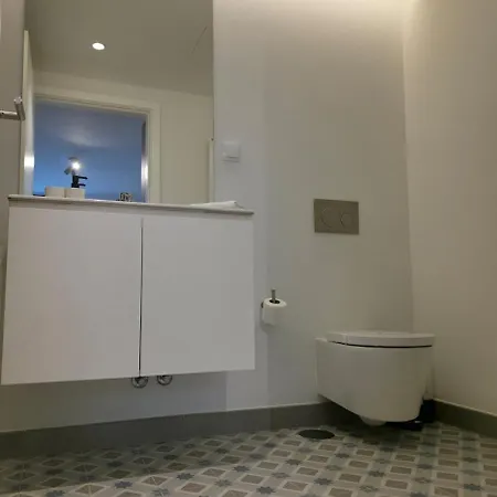 Spacious And Modern 2-bed With Garage *