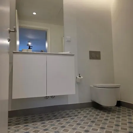 Spacious And Modern 2-bed With Garage *