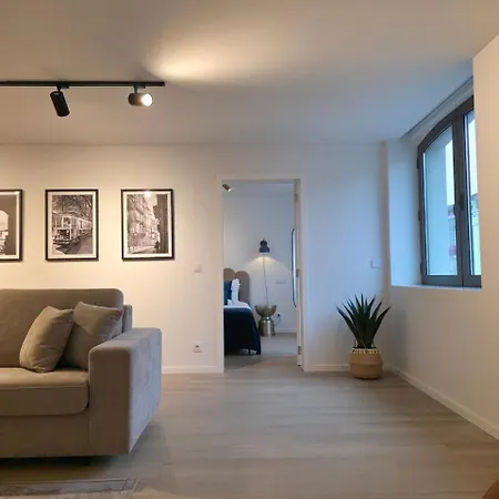 Apartment Spacious And Modern 2-bed With Garage *