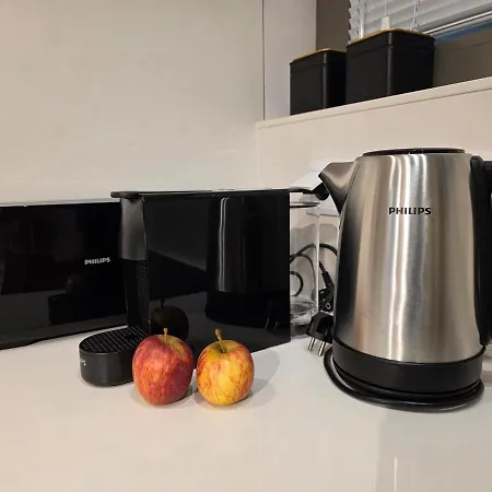 Spacious And Modern 2-bed With Garage Apartment *