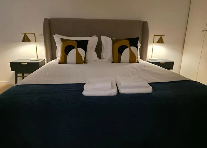 Spacious And Modern 2-bed With Garage Apartament