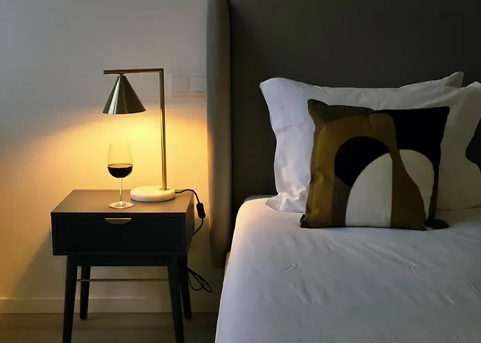 Апартаменты Spacious And Modern 2-bed With Garage Порту