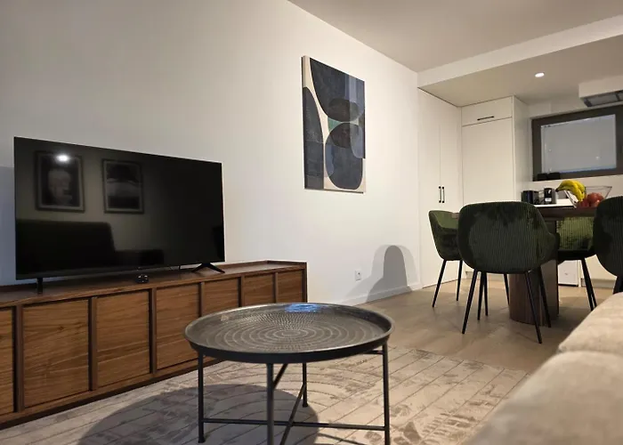 Spacious And Modern 2-bed With Garage Apartament