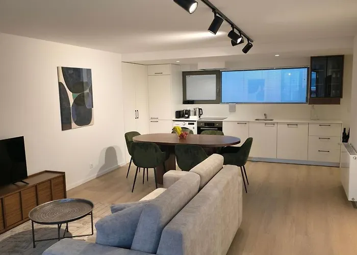 Spacious And Modern 2-bed With Garage Lejlighed *