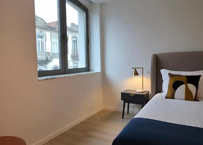 Апартаменты Spacious And Modern 2-bed With Garage Порту