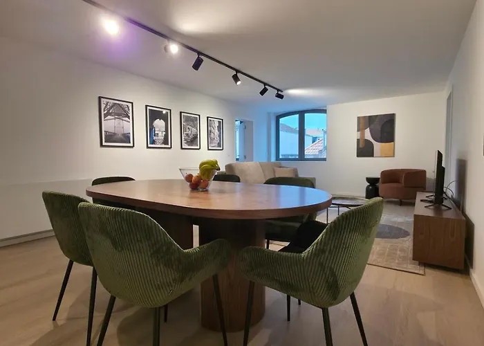 Spacious And Modern 2-bed With Garage Apartament *