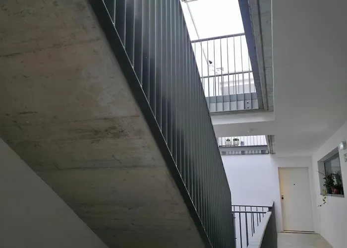 Апартаменты Spacious And Modern 2-bed With Garage *