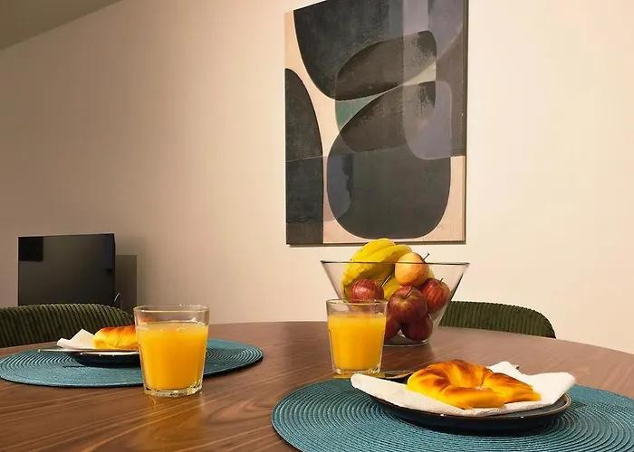 Апартаменты Spacious And Modern 2-bed With Garage