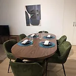 Διαμέρισμα Spacious And Modern 2-bed With Garage *
