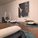 Διαμέρισμα Spacious And Modern 2-bed With Garage *
