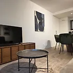 Spacious And Modern 2-bed With Garage Διαμέρισμα