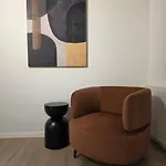 Διαμέρισμα Spacious And Modern 2-bed With Garage