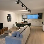 Spacious And Modern 2-bed With Garage Διαμέρισμα *