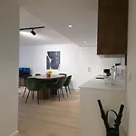 Spacious And Modern 2-bed With Garage *
