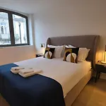 Spacious And Modern 2-bed With Garage Διαμέρισμα *