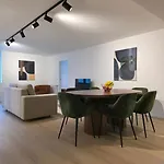 Διαμέρισμα Spacious And Modern 2-bed With Garage