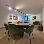 Spacious And Modern 2-bed With Garage Διαμέρισμα *