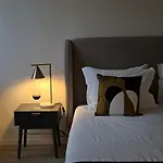 Spacious And Modern 2-bed With Garage Διαμέρισμα