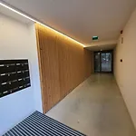 Spacious And Modern 2-bed With Garage