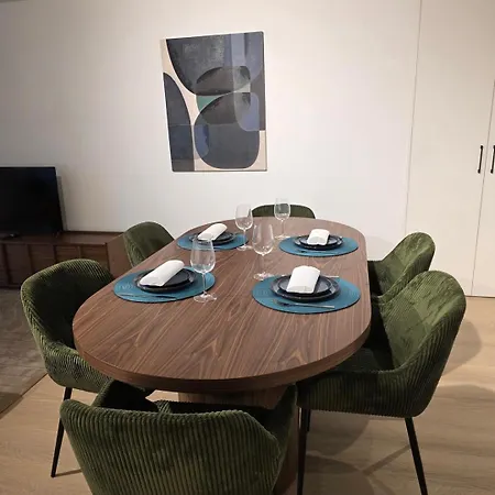 Apartment Spacious And Modern 2-bed With Garage *