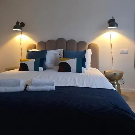 Spacious And Modern 2-bed With Garage Apartment *