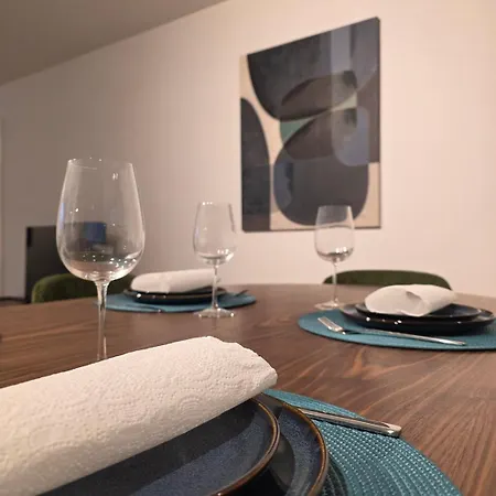 Apartment Spacious And Modern 2-bed With Garage *