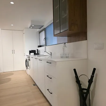 Apartment Spacious And Modern 2-bed With Garage *
