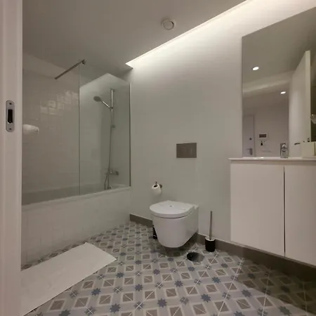 Apartment Spacious And Modern 2-bed With Garage *