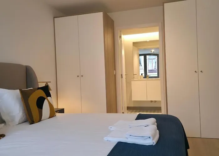 Spacious And Modern 2-bed With Garage Oporto