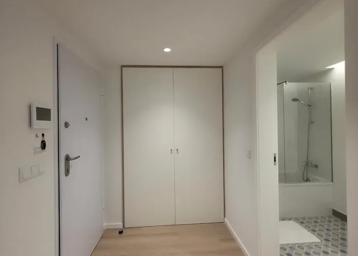 Spacious And Modern 2-bed With Garage Lägenhet